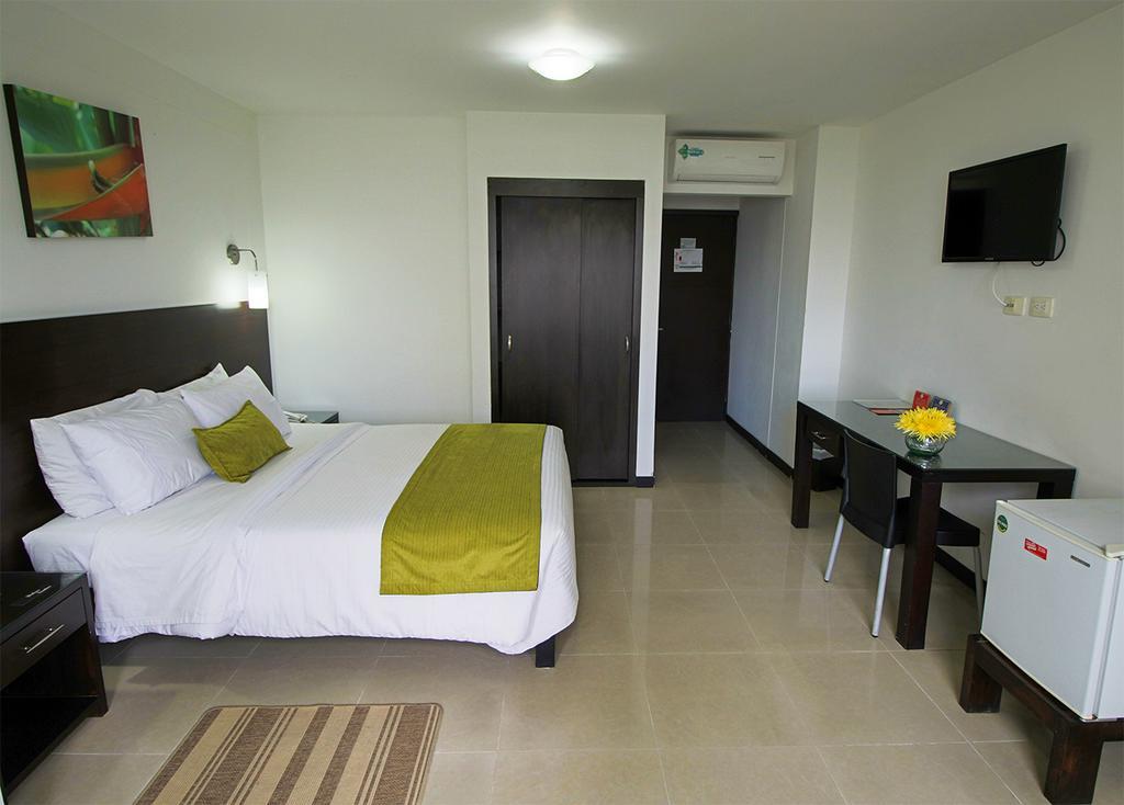 Hotel Pinares Plaza เปเรย์รา ภายนอก รูปภาพ