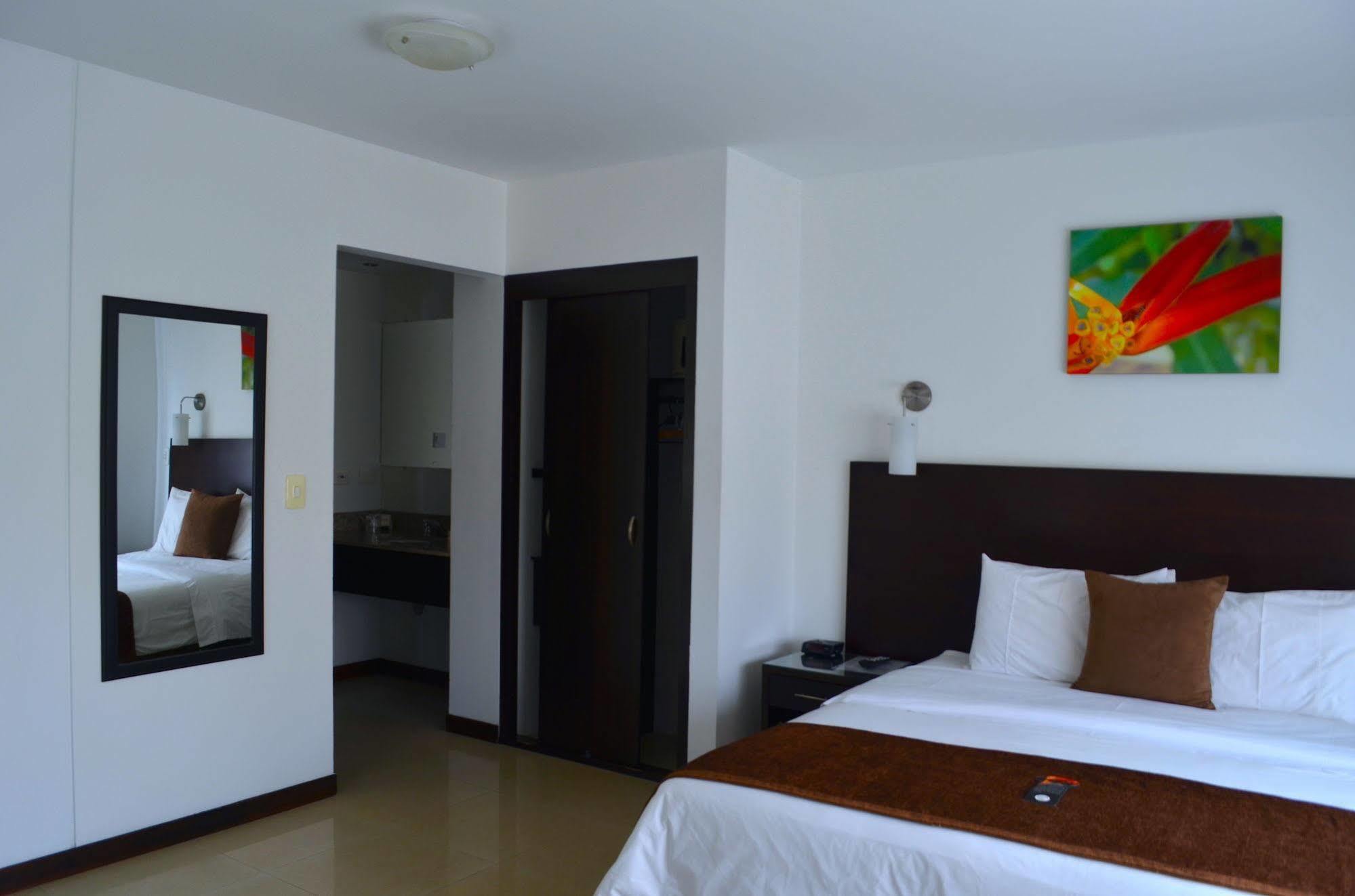 Hotel Pinares Plaza เปเรย์รา ภายนอก รูปภาพ